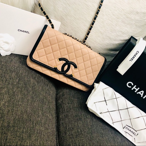 HOST PICK! 🔥⚡️Chanel Medium Two-Tone Filigree Bag - Picture 2 of 8